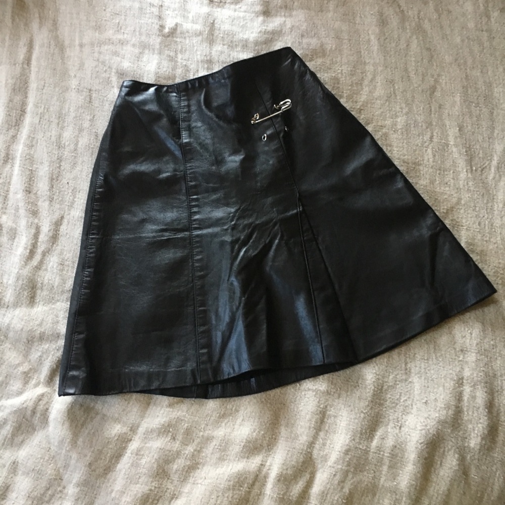 Crazy cute VTG ‘90s leather mini pleated skirt!